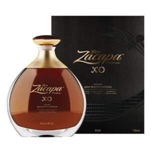 Zacapa XO Extra Old, rum invecchiato fino a 25 anni in botti di cognac, con elegante bottiglia e confezione nera di lusso